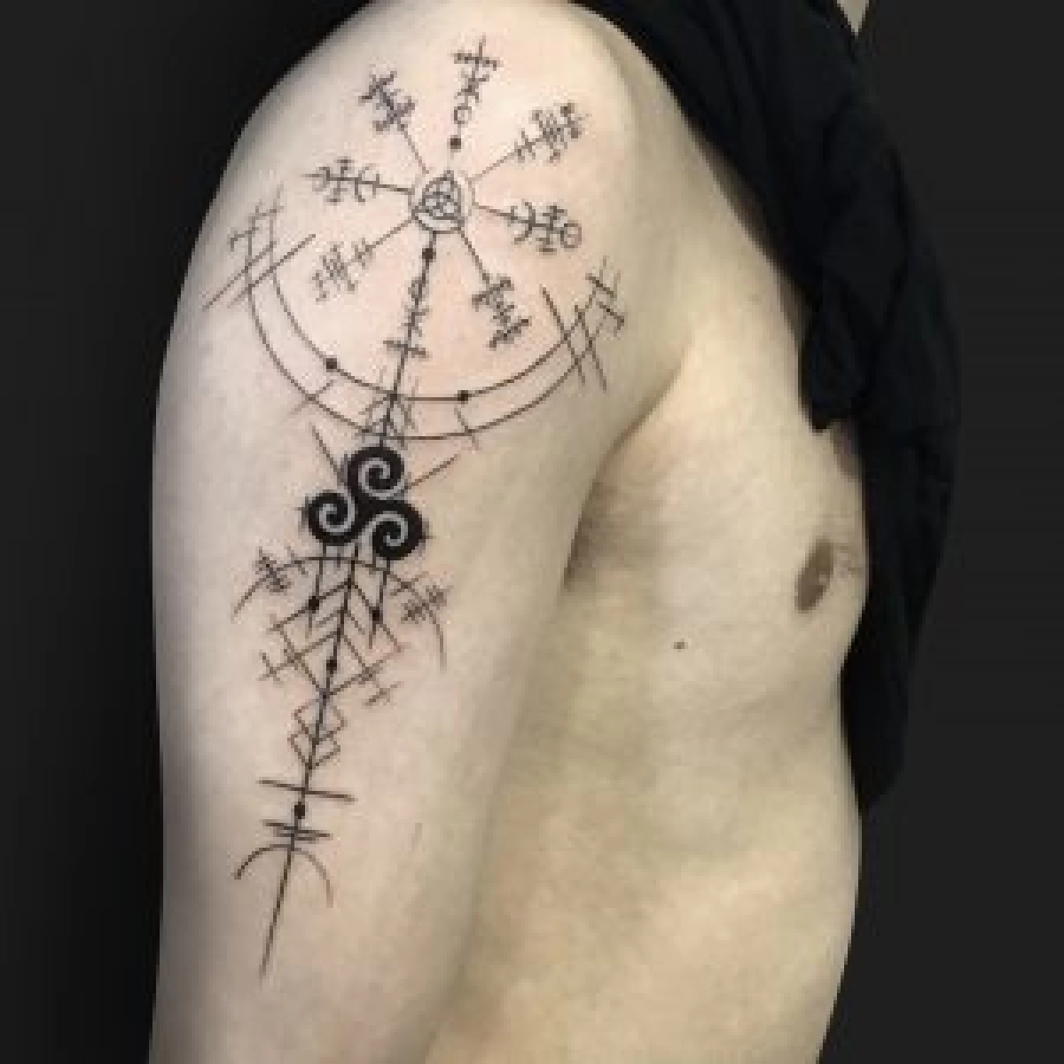 Felipe_linework_celtic_compass_trinity_arm_TheBlackHat2020IMG_1849-300x300