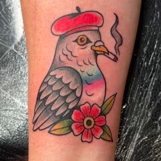 Joe - resident artist - traditionnal old school - pigeon tattoo - color work  - the black hat tattoo Nice - 2025 - The Black Hat Tattoo