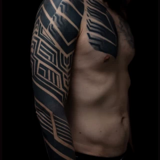 Viktor - guest artist - ornemental geometric - presentation post - blackwork - Black Hat Dublin - 2025 (1) - The Black Hat Tattoo
